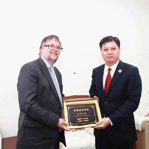 重庆八中校长爆料新闻,揭秘校园内幕与教育真相 第2张 重庆八中校长爆料新闻,揭秘校园内幕与教育真相 第2张